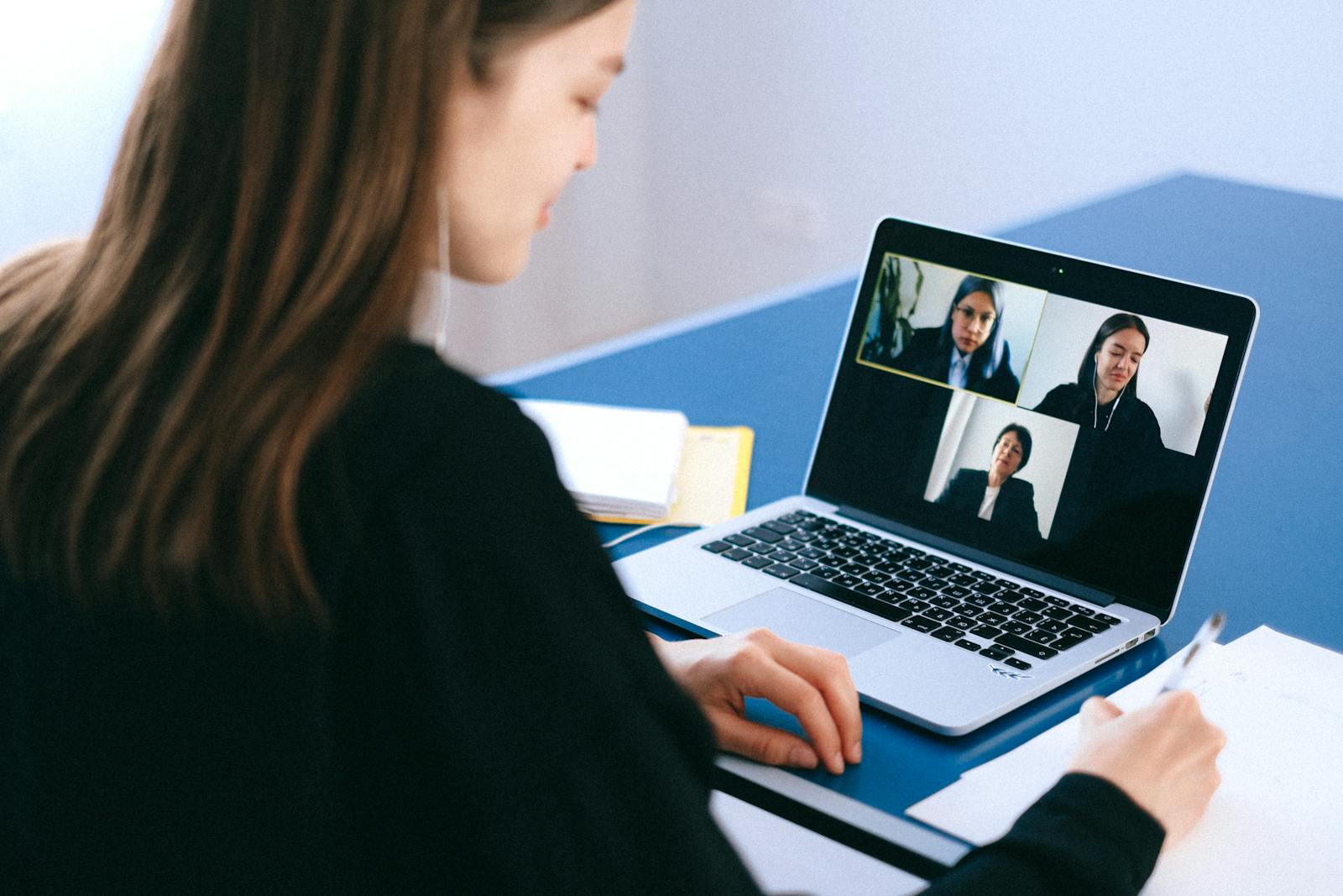 Google Meetで画面を共有しながらエンジニアと一緒に原因を切り分けている様子
