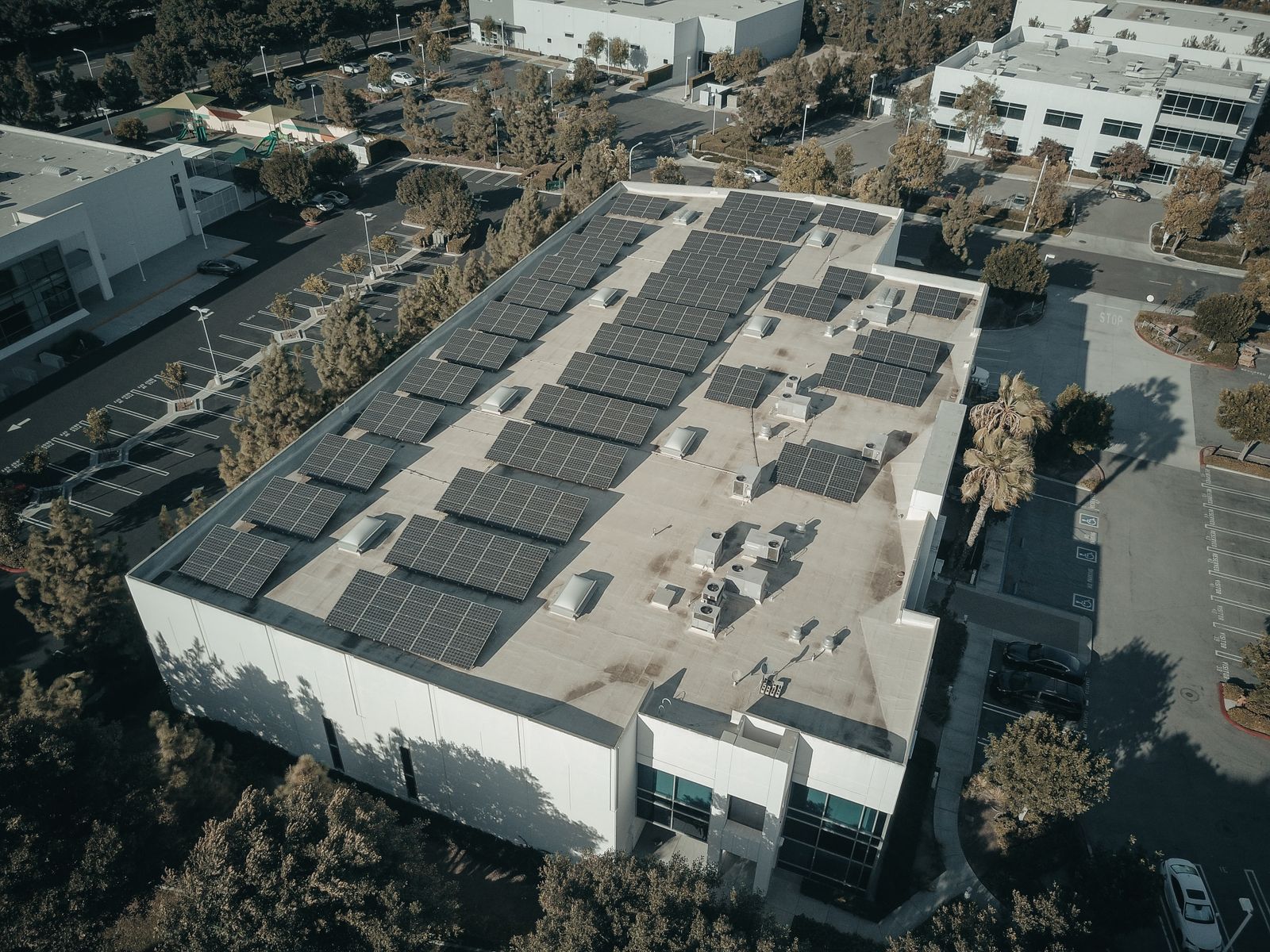 工場・倉庫・商業施設の屋根に設置された自家消費型太陽光発電（産業用ルーフトップPV）