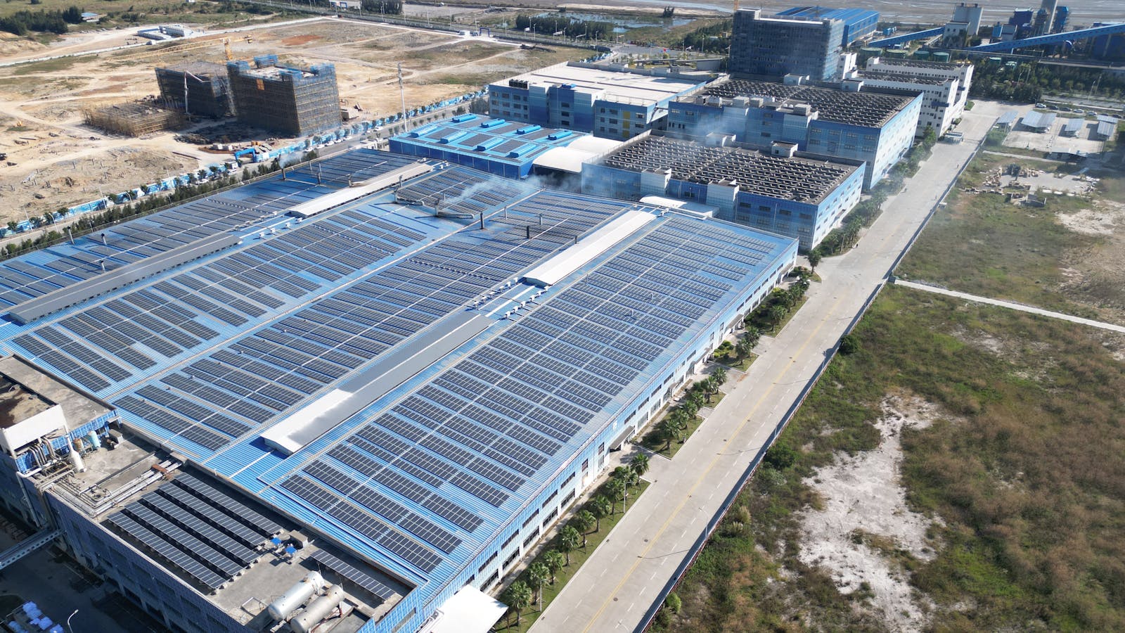 工場・倉庫の広い屋根いっぱいに設置された自家消費型太陽光発電（俯瞰）